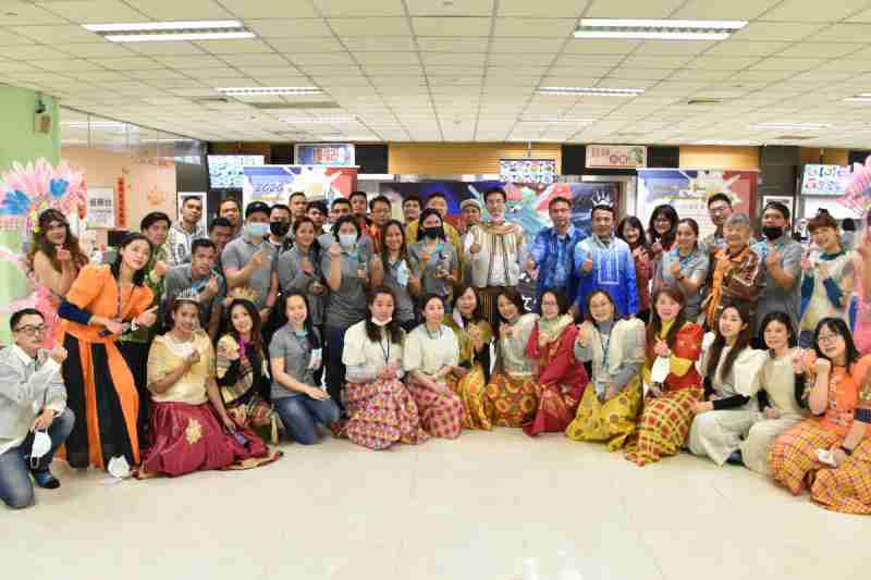 友達推動「安心、、、創新、、用心、、、同心、、盡心」五星職旅，，，為菲籍員工打造全方位照護，，首度贏得「人權實踐與發展領袖獎」殊榮