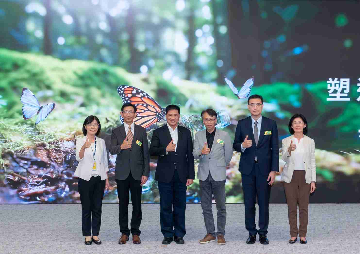 友達2023 CSR共榮大會，，邀請領域專家分享交流生物多樣性管理趨勢、、無塑產品、、、、海廢永續塑料等議題  （圖左到右：友達光電永續長古秀華、、3M台灣技術長陳君杰、、友達光電董事長暨集團策略長彭双浪、、、、光寶科技企業永續發展處處長陳慶暉、、、、安永聯合會計師事務所執業會計師曾于哲、、、、友達光電供應鏈總部副總經理吳宜芳）