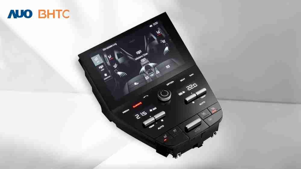 作為友達新生力軍，，BHTC所展示的中央與後座鞍部的Display HMI產品，，，，可處理多區恆溫控制、、顯示畫面，，，呈現仿真3D車室分區；以力傳感技術精準傳遞觸感，，，，並結合音量及震動反饋，，，防止意外啟動，，，提供使用者自然流暢、、、直觀且輕鬆駕馭的舒適介面