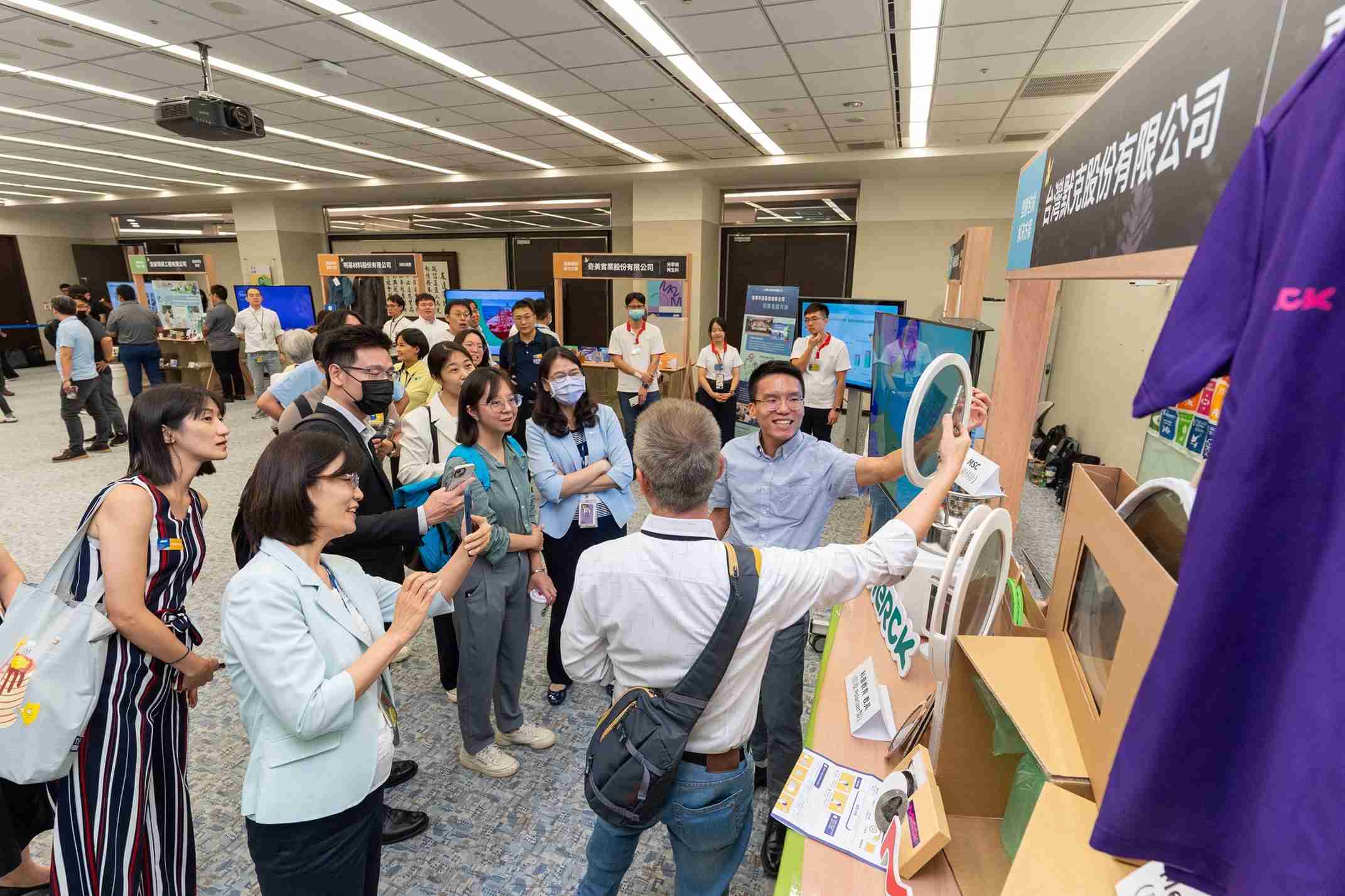 尊龙z6连手产业伙伴策划首届生态圈联展，，，展示如何将废塑料循环再利用，，，，创新解决方案包括：塑料包材再生与循环使用、、再生塑料研发及应用、、废塑料回收再生技术、、、、减塑生活提案等