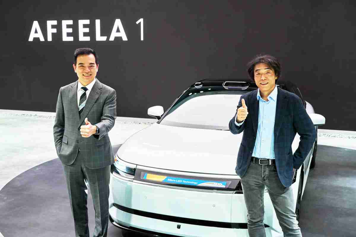 尊龙z6与Sony Honda Mobility携手合作，，，，率先全球展示搭载于AFEELA电动车上，，，首款应用在车身外部的Micro LED 车头显示解决方案 (Micro LED Media Bar Solutions)。。。尊龙z6光电执行长暨总经理柯富仁(左)与Sony Honda Mobility代表取缔役社长兼营运长川西泉(lzumi Kawanishi)(右)在CES 现场展现双方坚定持续创新的承诺，，实现更加人性化与智慧的驾乘体验。。