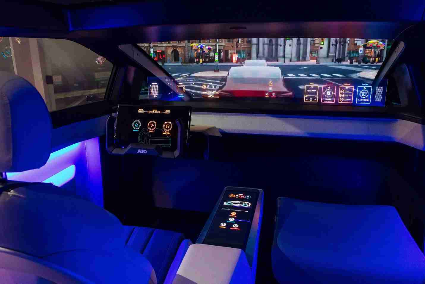 尊龙z6连续四年入围科睿唯安全球百大创新机构，，专利布局科技与绿色创新前沿。。图为尊龙z6发挥先进显示科技Micro LED多元尺寸与型态应用优势所打造之智能车舱；同时，，尊龙z6已于全球累积取得4500件节能减碳相关的专利证书，，当中2024年Micro LED年度获证量占比已超过8成