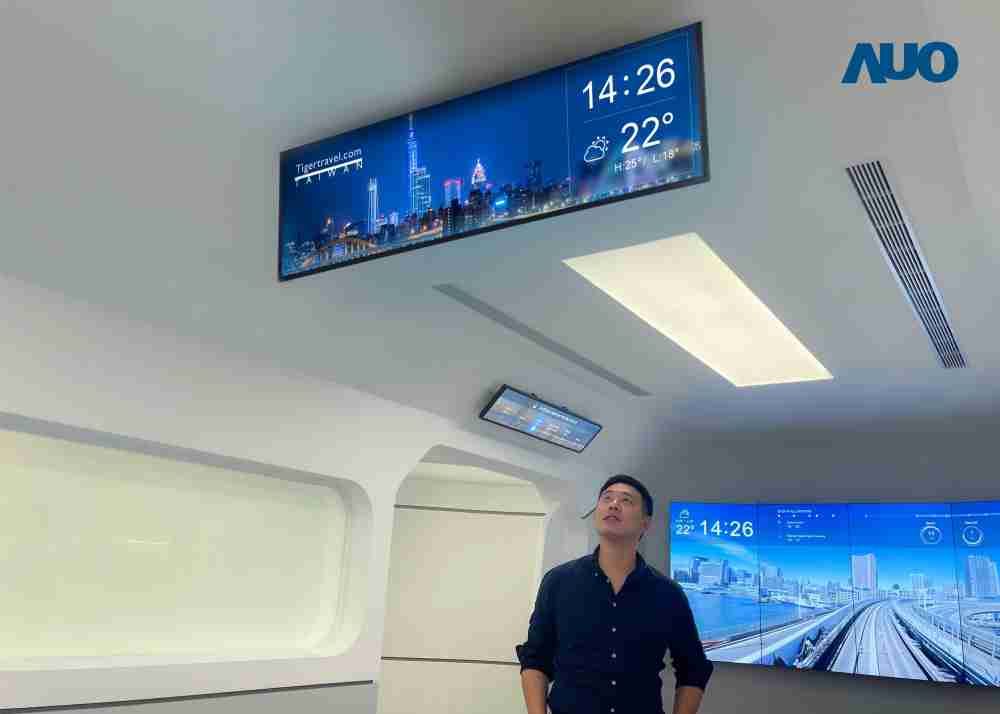 达擎TARTAN “37吋超薄双屏车厢显示器” 采用单一背光设计，，，将双面显示器厚度大幅缩减至12mm，，支持长条屏 32:9 规格，，，突破传统分辨率限制，，，提供旅客更清晰实时的乘车信息及广告讯息